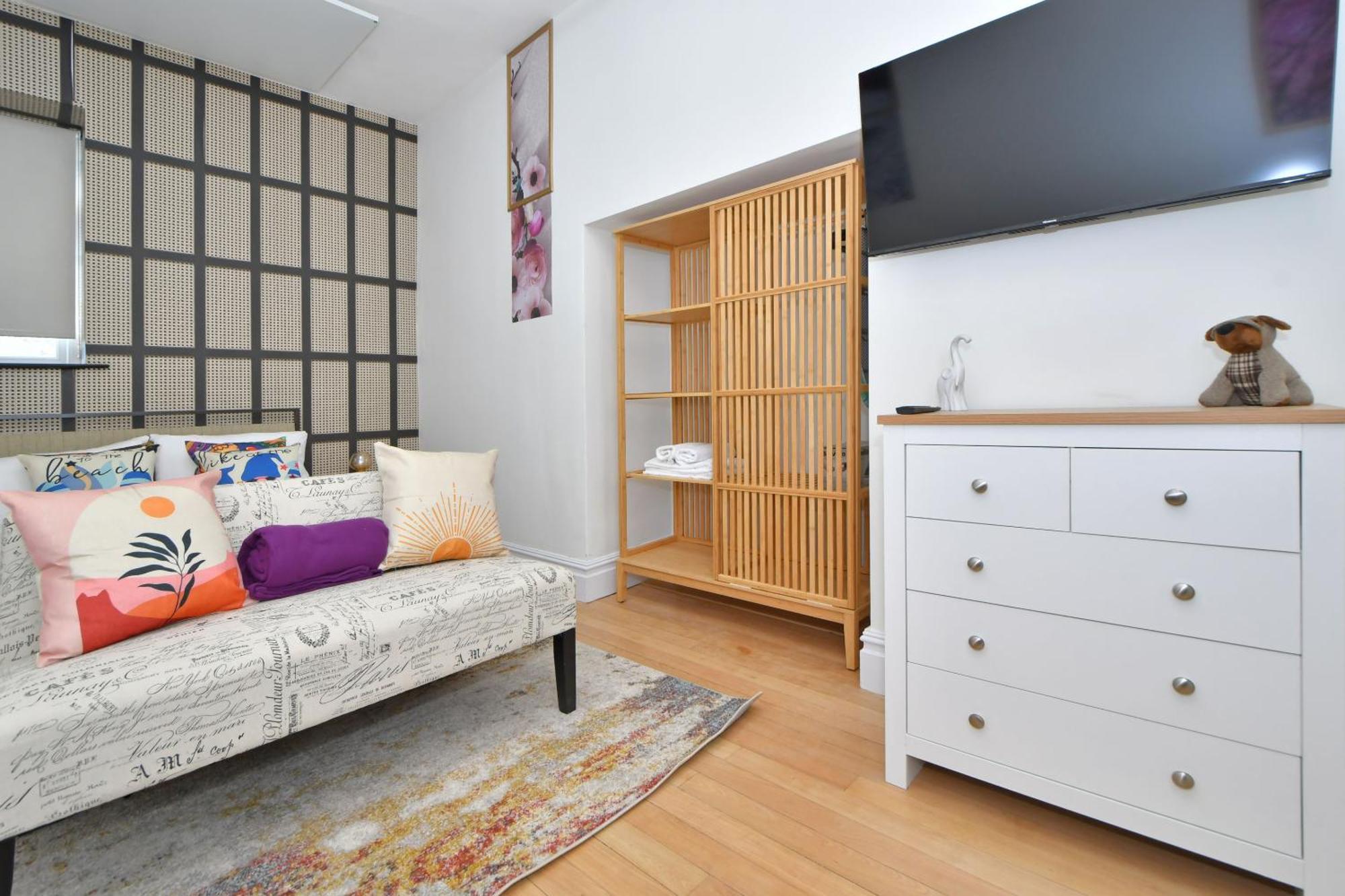 One Battison - Affordable Rooms, & In On Trent Guest house